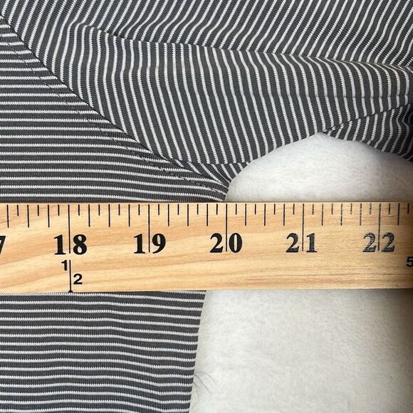 Under Armour gray Women's Tech Stripe 1/4 Zip-NWT- women Small - Picture 4 of 8